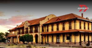 ¿Qué hacer en Aguascalientes? Visita la Plaza de las Tres Centurias y sus locomotoras históricas